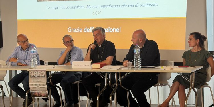 Dieci anni dopo: il terremoto, l’adattamento e la responsabilità di una comunità
