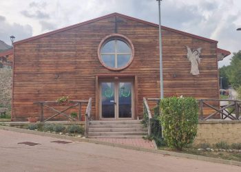 Ad Accumoli ci si prende cura della chiesa: il gesto di don Stanislao e dei cittadini