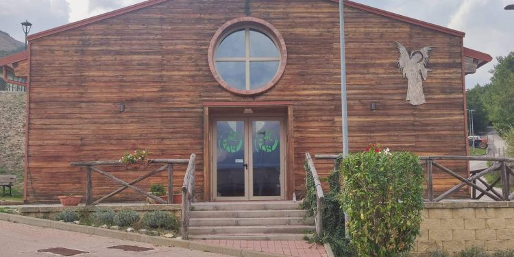 Ad Accumoli ci si prende cura della chiesa: il gesto di don Stanislao e dei cittadini